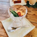 Cafe Epice - 完熟メロンと何かのパンナコッタ メロンが美味しい！パンナコッタは優しい甘さで果物に邪魔しない