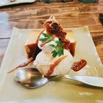 カフェ エピス - かぼちゃのプリンかぼちゃのプリンにはアイスクリームが添えられて、カラメルがいい感じにかけてある