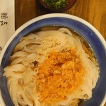 Yashima - ラー油揚げ玉基準うどん。薬味投入前。お店おすすめの1つでした。ラー油も惜しげなく、風味をしっかり味わえます