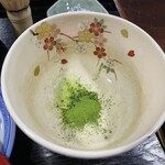 日本茶喫茶・蔵のギャラリー 棗 - 粉末煎茶を二杯、いれる