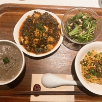 南青山エッセンス - ランチセットA（麻婆豆腐、お粥、汁なし担々麺）