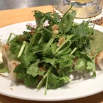 餃子といえば芭莉龍 - パクチーたっぷり、胡桃がアクセント