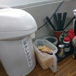 日の出製麺所 - 卓上のかけだし、調味料