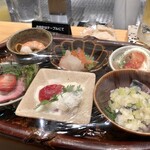 餃子といえば芭莉龍 - 夜はお通しがつく。見本から選ばせてくれる（昨年のお通しです。）