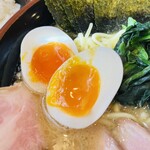 横浜ラーメン 北村家 - 半熟味玉。