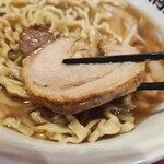 麺屋 桐龍 - 1cm厚くらいのウデ肉 肉質しっかりで美味い