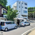 Isshiki base - 外観
                      場所は葉山御用邸のほぼ向かい、下山橋交差点の角で京急葉山バス停の目の前