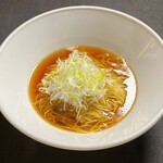 加入廣島菜的蔥花蕎麥面