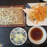 手打そば かみやま - 天もりそば（エビ）エビちゃんは奥に隠れてます…