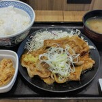 吉野家 - 大判豚肩ロース焼き定食 ¥688 ごはん大盛り ¥0 から揚げ（2個）¥280 