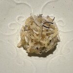 茶禅華 - 食感の違いを楽しみながら豆腐ようが濃厚なコクを加えます