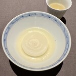 茶禅華 - 新玉ねぎ蒸し　上湯スープ　まずは玉ねぎの中心で甘さをしっかりと味わいます