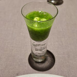 茶禅華 - タピオカバジルソースをアイスにかけます