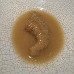 茶禅華 - 厚みのしっかりとした尾ヒレ　濃厚なスープに絡めて至福　さらに追い黒酢でさっぱりと　途中でご飯が欲しいですね、と言うとソムリエさんが笑顔で「皆様そうおっしゃいます、次の料理でお楽しみください」はて？どういう意味でしょうか？