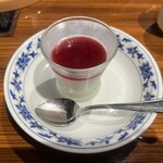 横浜中華街 重慶飯店 - デザートの杏仁豆腐(ブルーベリーソース)