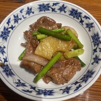 横浜中華街 重慶飯店 本館 - 牛カルビとニンニクの芽の黒胡椒炒め