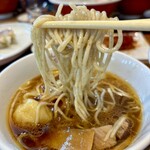 Shiawase Chuukasoba Shokudou Nikori - 独特なコシのしっかりした細麺がなかなか美味い！
      濃いめのつけ汁も◎。
      つけ麺好きの人ならぜひおすすめ。
      ただし、普通盛りでも女性にはかなり量があり、妻、娘は悪戦苦闘。娘は…麺1/3残す。(私が助太刀)