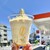 ドトールコーヒーショップ  - ドリンク写真:ガソリンスタンドを背にした「バナナシェイク ハニー＆ピスタチオ」