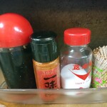 Yasubee - 卓上の調味料