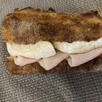 パサージュ ア ニヴォ - ジャンボンカマンベールサンド560円