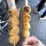 新雀 本店 - 左　きな粉団子　右　みたらし団子