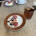 Godonofu Toukyou - ★デザート
                      ★コーヒーまたは紅茶
                      ミルクレープといちごのシューはベリーの酸味も程よく、デコレーションも綺麗