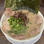 らーめん楓神 - チャーシュー麺に海苔をトッピング