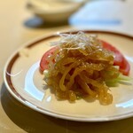 筑紫樓 - ■くらげの冷菜（取り分け後）。
      こういうのが美味しいのは嬉しい。味付けが絶妙です！