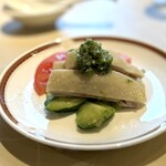 Tsukushirou - ■鶏の冷菜（取り分け後）。
                        葱生姜のソースが爽やかに、柔らかい鶏肉との相性も素晴らしい！こちらのお店は、冷菜が美味しいですね。