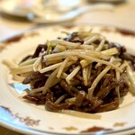 筑紫樓 - ■牛肉ともやし黄韮の炒め
      もやしも黄韮もシャキシャキで美味しい。