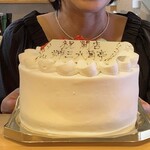 姉三六角亭 - 早速、常連さんからお祝いのケーキ　