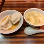Chinka Shisai - サービス／水餃子＋スープ