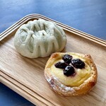 神戸屋キッチン - クラウンメロンのクリームパン、ダークチェリーのヨーグルトクリーム