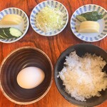 Kiji tei - ご飯、生卵
      漬物〜きゅうり、大根