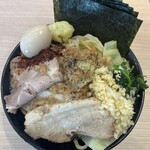 Iekei No Sekai - 家二朗（並・全マシ、肉 ＆ 海苔 ＆ 玉子トッピング）