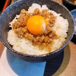 感動の肉と米 - そぼろ丼、卵の黄身on♪