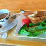 猫&カフェ 喜左エ門 - ホットサンドとコーヒー、食器もスプーンも猫模様