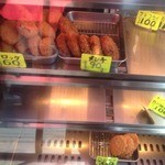 松坂肉店 - カウンターに並べられた揚げたてのフライは食欲を唆る。超ヘヴィ級だがジューシーなメンチがオススメだ。