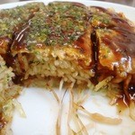Okonomiyaki Okii - 断面　モヤシの存在が残念　麺が上なのは一般的？