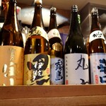 魚源商店 - カウンター前に並ぶ日本酒
