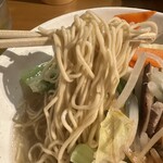 らぁ麺 吉井 - 麺はぱっつんとした中細麺でスープをよく吸収して美味しいです。