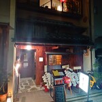 Ajinomise Kyouhana - 扉は開いています。二階は別の店舗で閉めていると二階に上がるお客さんがいたので対応策だそうです。