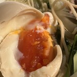らぁ麺 吉井 - タンメンにはあまりトッピングされない味玉もデフォルトで入っていて、黄身がトロッとして美味しいです。