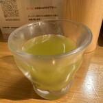 らぁ麺 吉井 - 本来はセルフサービスのようですが、手が空いていたようなので、店員さんが冷たい緑茶を持って来てくれました。