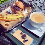 ゾンネ・ウント・グリュック - あんバター、たまごサラダのタルティーヌ、カフェラテ　970円