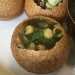 インド料理 パリワル - お〜結構入るなぁ、なんてパニプリ汁を注いでいたら残りが一気に少なくなりました(ほどほどが一番ですね)