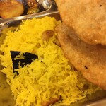 インド料理 パリワル - バサンティプラオと揚げパン(アジュワンシードやカロンジが練り込んであってそのまま食べても美味しい)