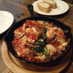 ビストロ酒場 服部 - 小エビとタケノコとシメジのアヒージョ