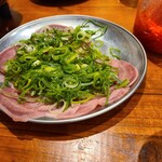 Nikuyaki Motsuyaki Gyuutou Keira-Men Yakiniku Ramen Gon - タン、何切れか食べてしまったあと。