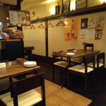 ビストロ酒場 服部 - こじんまりした店内